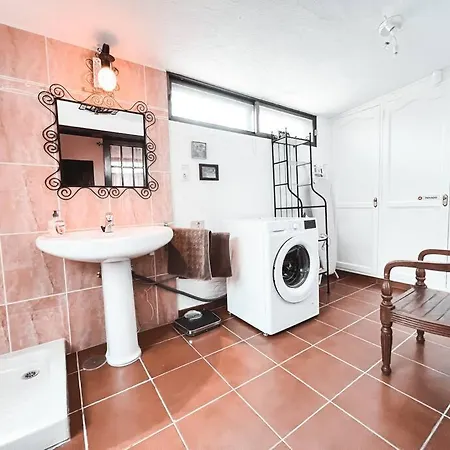 Διαμέρισμα Charming Spanish Style Bungalow, Bbq,wf,terrace Mir09 *